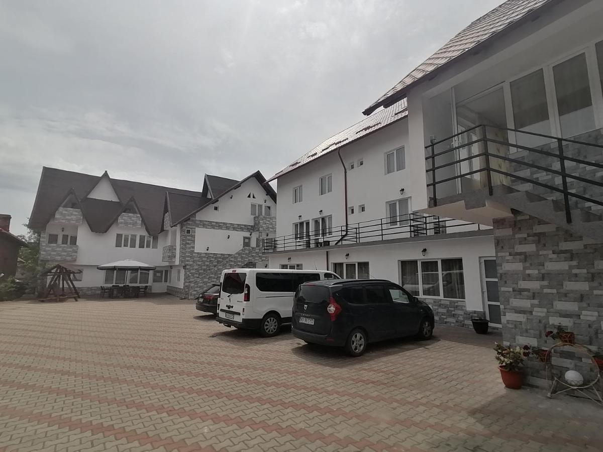 Pensiunea Iuliana Căpăţîneni-Ungureni Zewnętrze zdjęcie